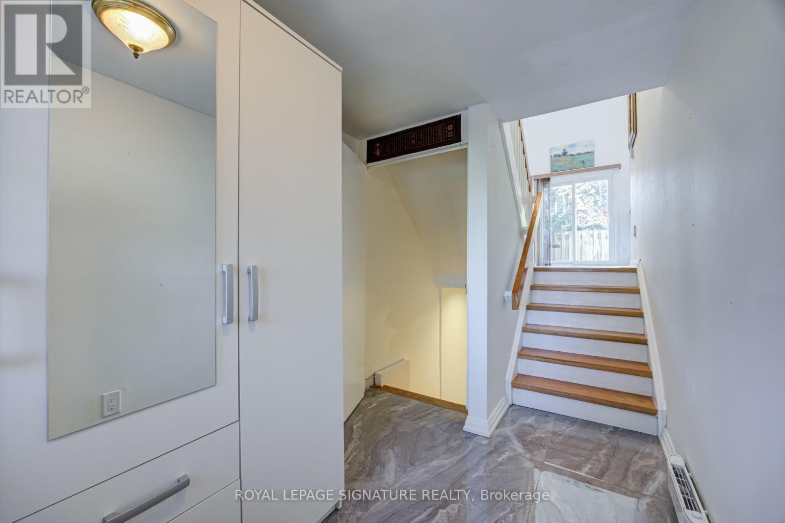 16 - 960 WARWICK COURT