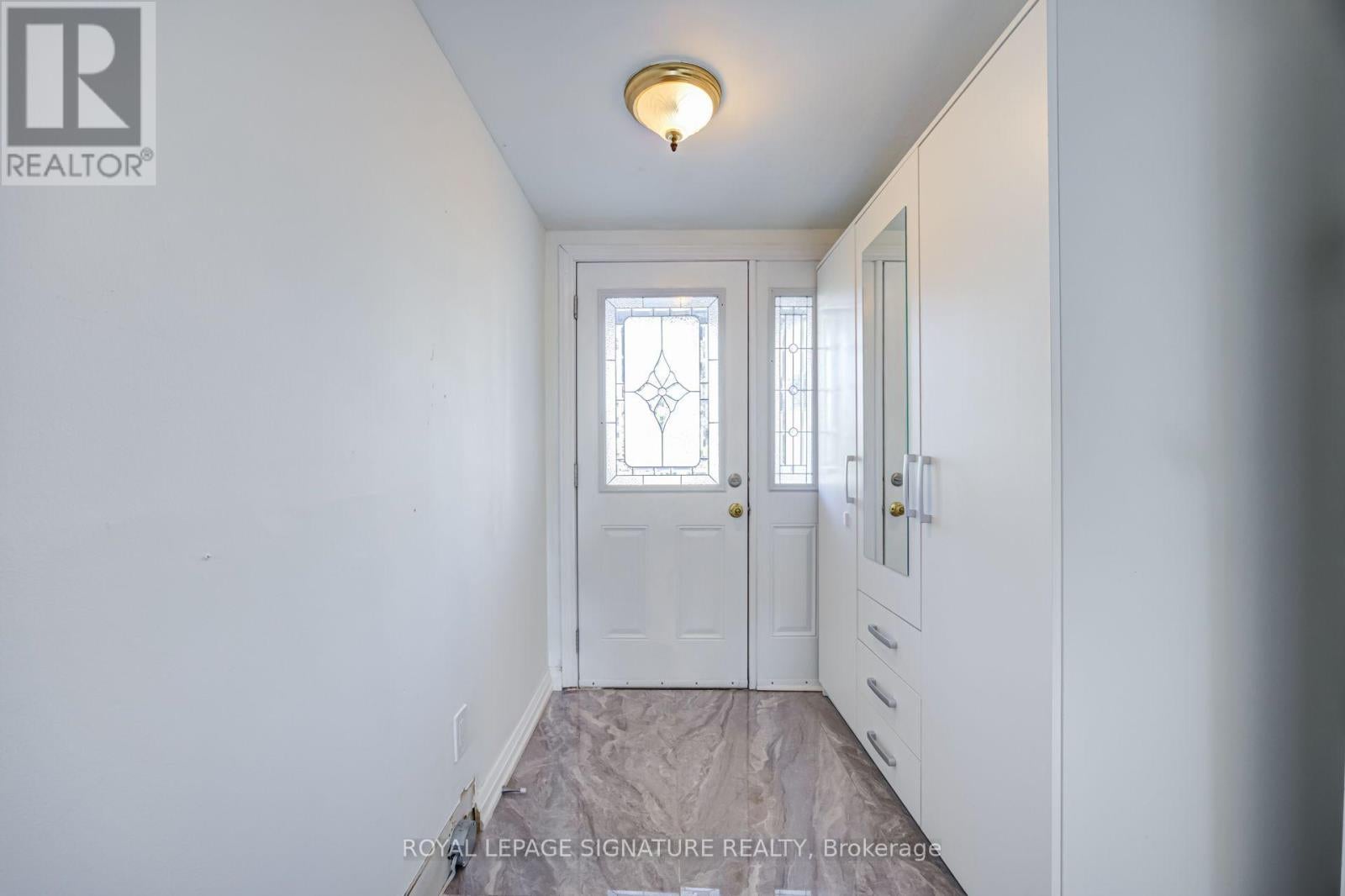 16 - 960 WARWICK COURT