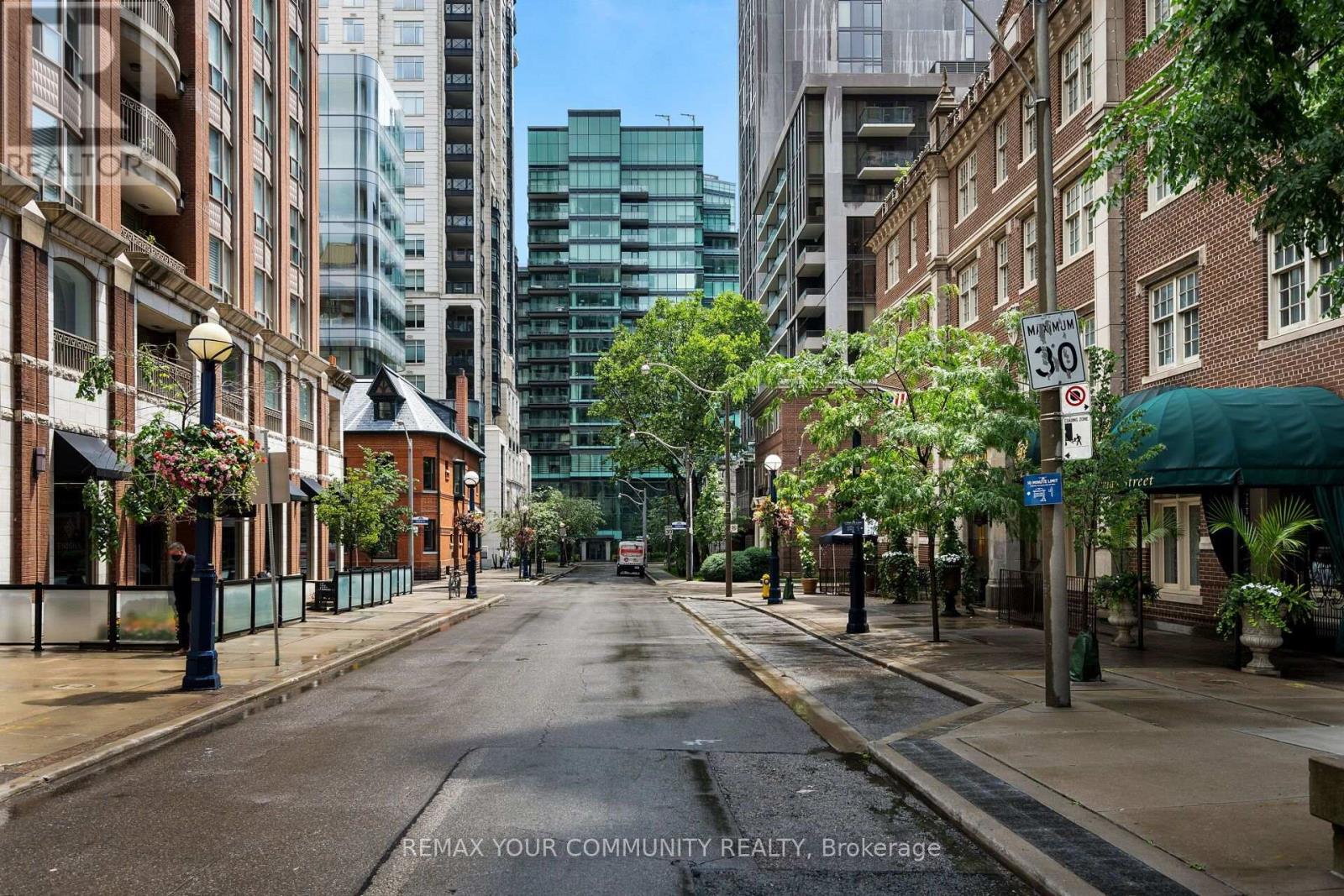 902 - 77 CHARLES STREET W