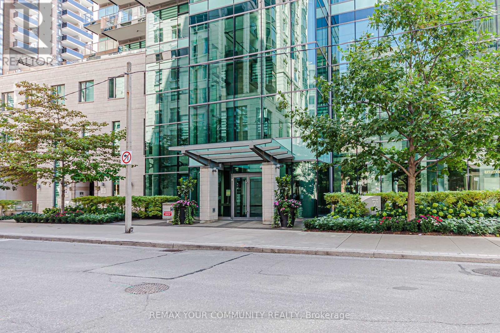902 - 77 CHARLES STREET W