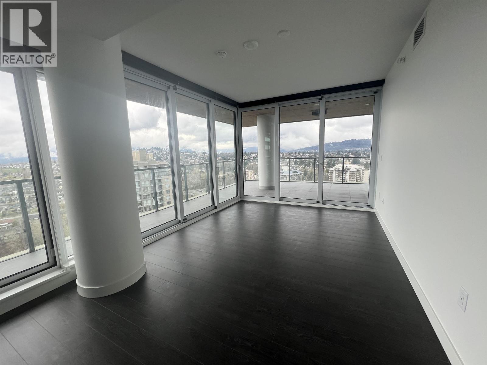 29F 4890 LOUGHEED HIGHWAY