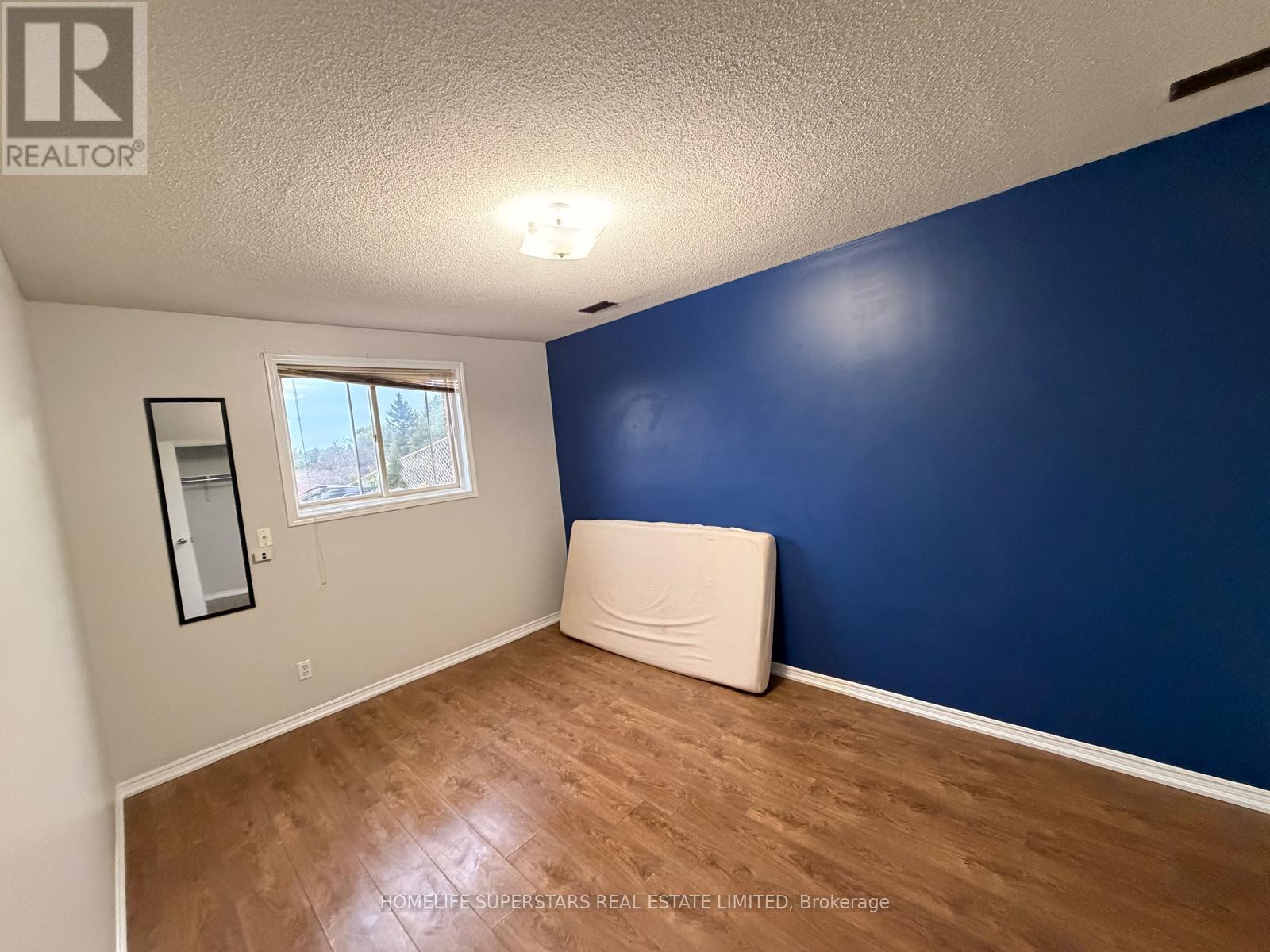 2 HODDLE CRESCENT