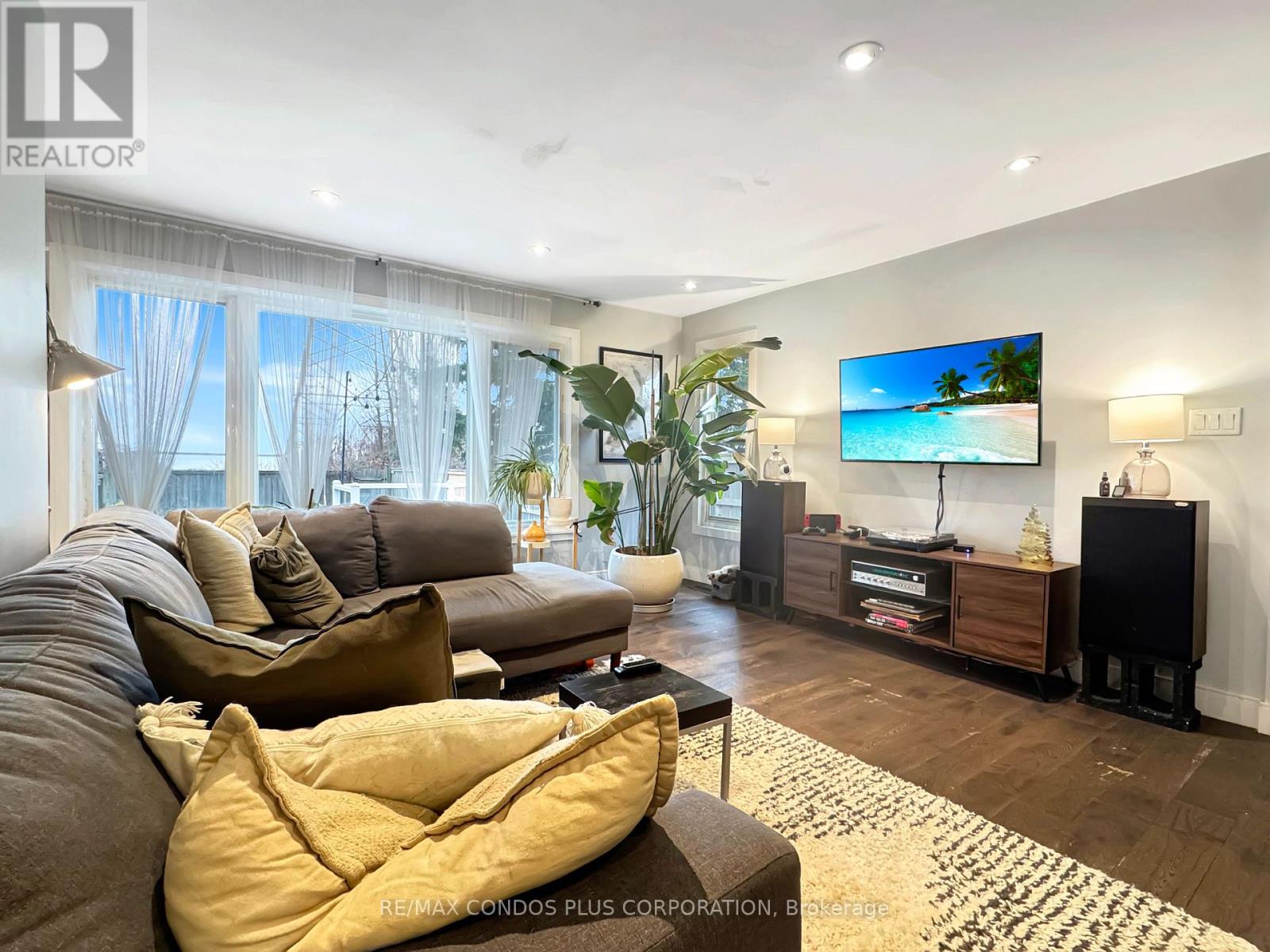 869 BEACH BOULEVARD