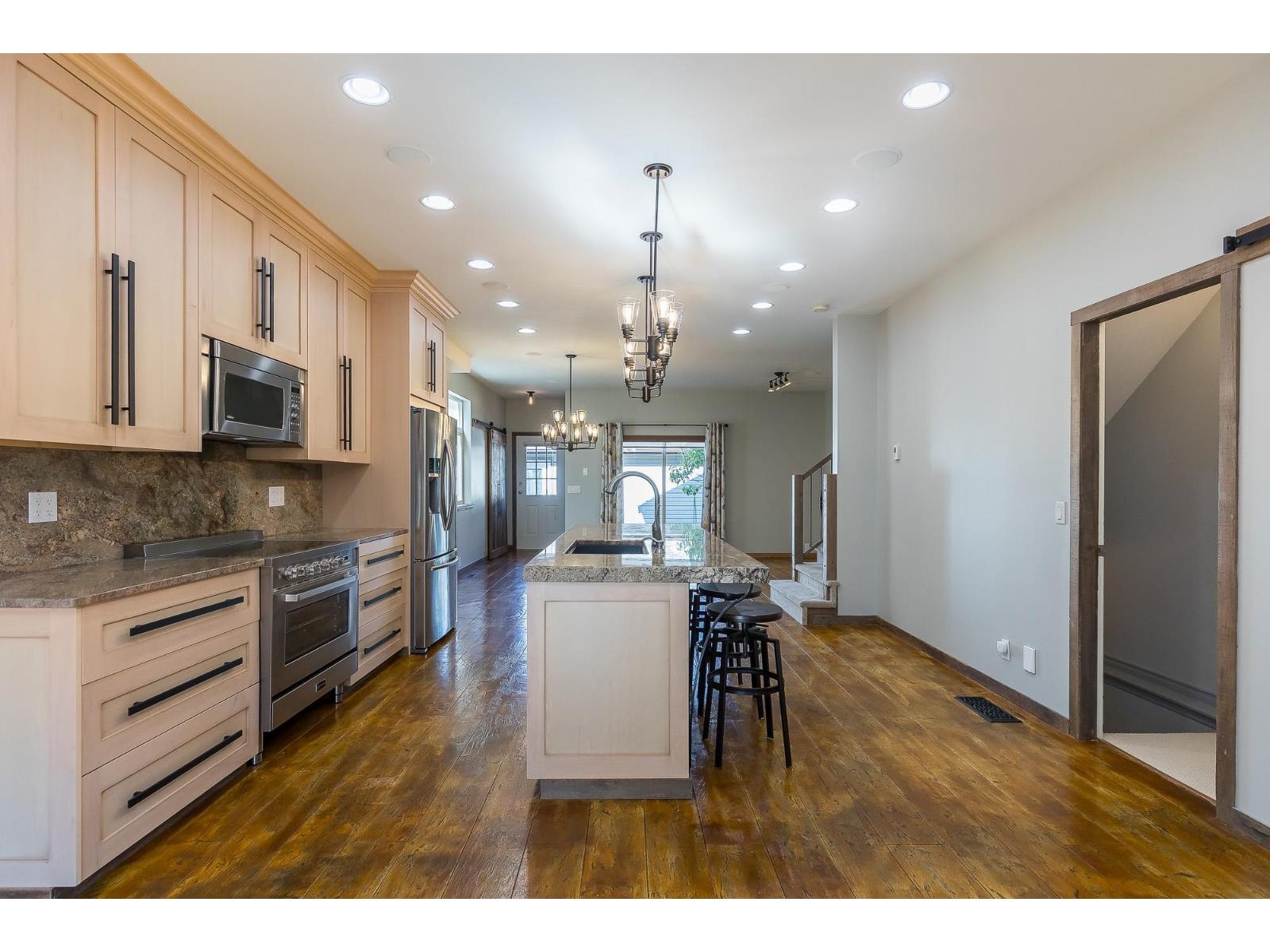 113 33751 7 AVENUE