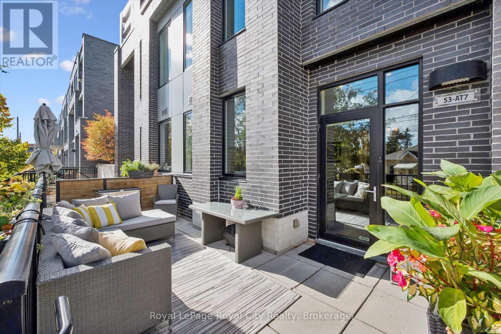 AT7 - 53 ARTHUR STREET S