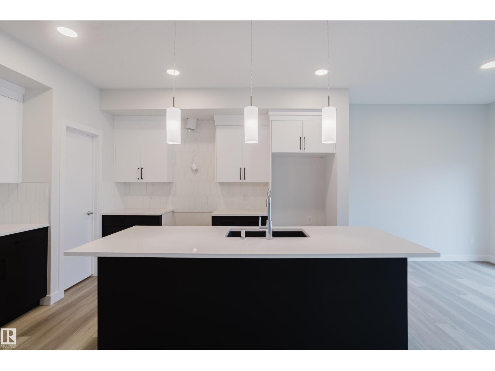 18647 19 AV NW