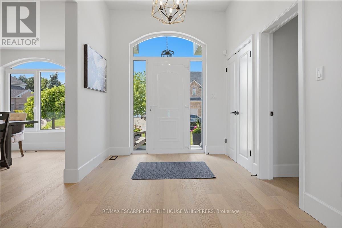 521 FALCONRIDGE CRESCENT