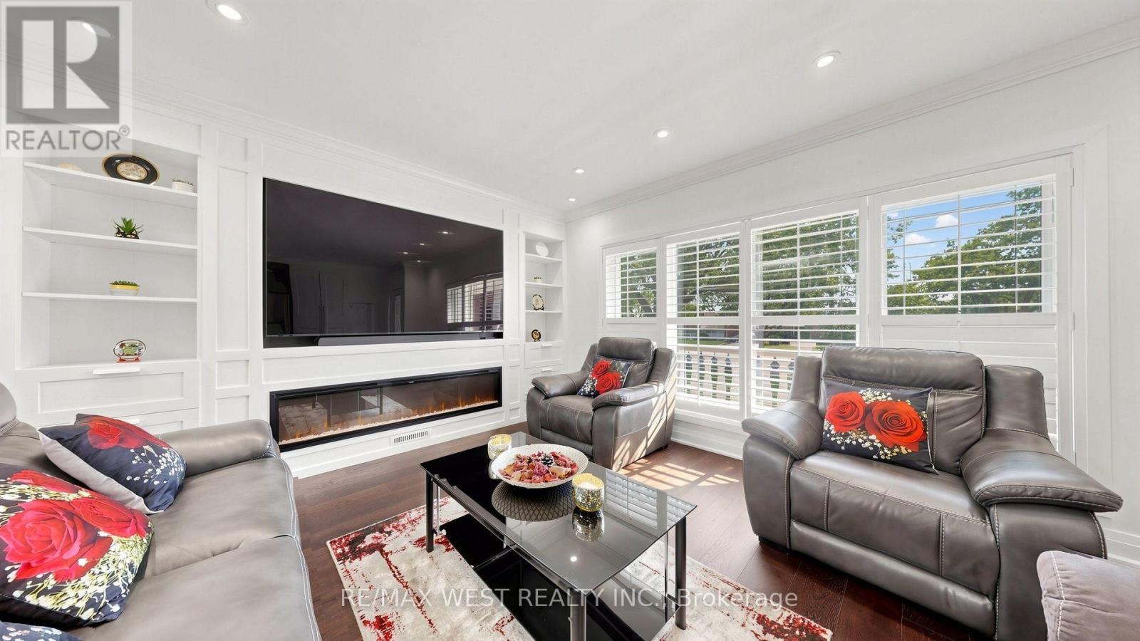 555 MCCOWAN ROAD