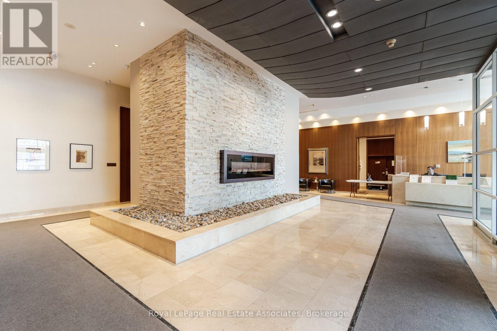 305 - 220 BURNHAMTHORPE ROAD W