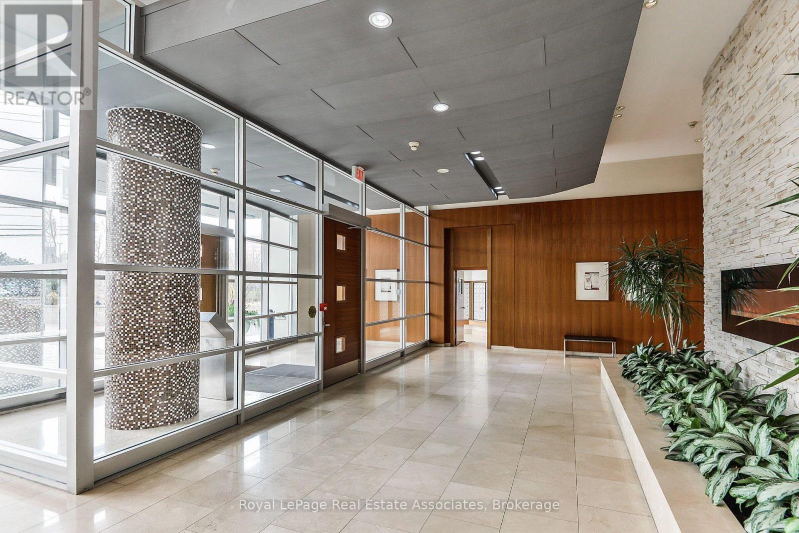 305 - 220 BURNHAMTHORPE ROAD W