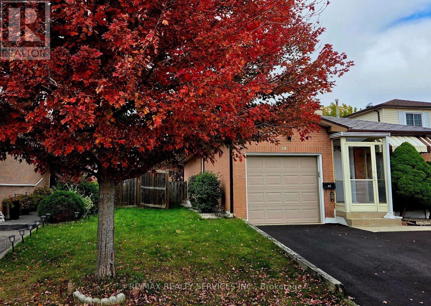 41 GREENLEAF CRESCENT