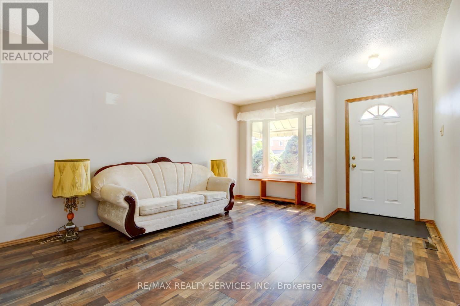 41 GREENLEAF CRESCENT