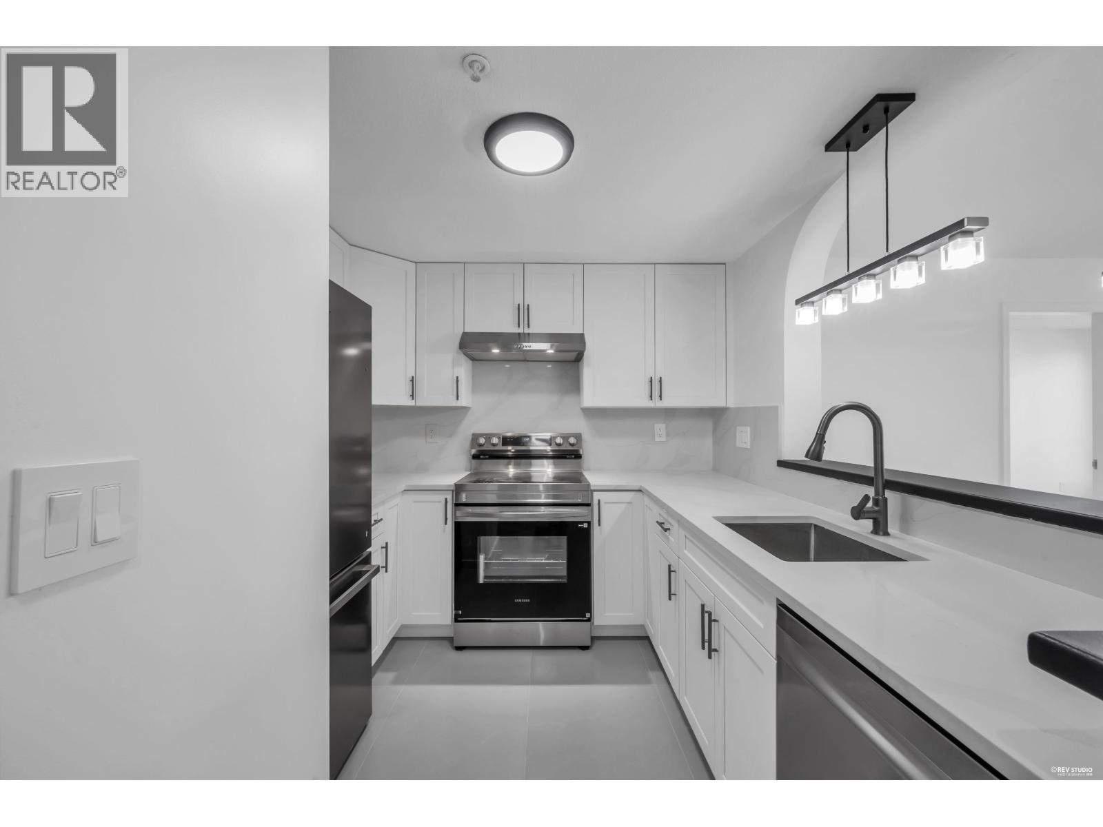 306 6833 VILLAGE GREEN