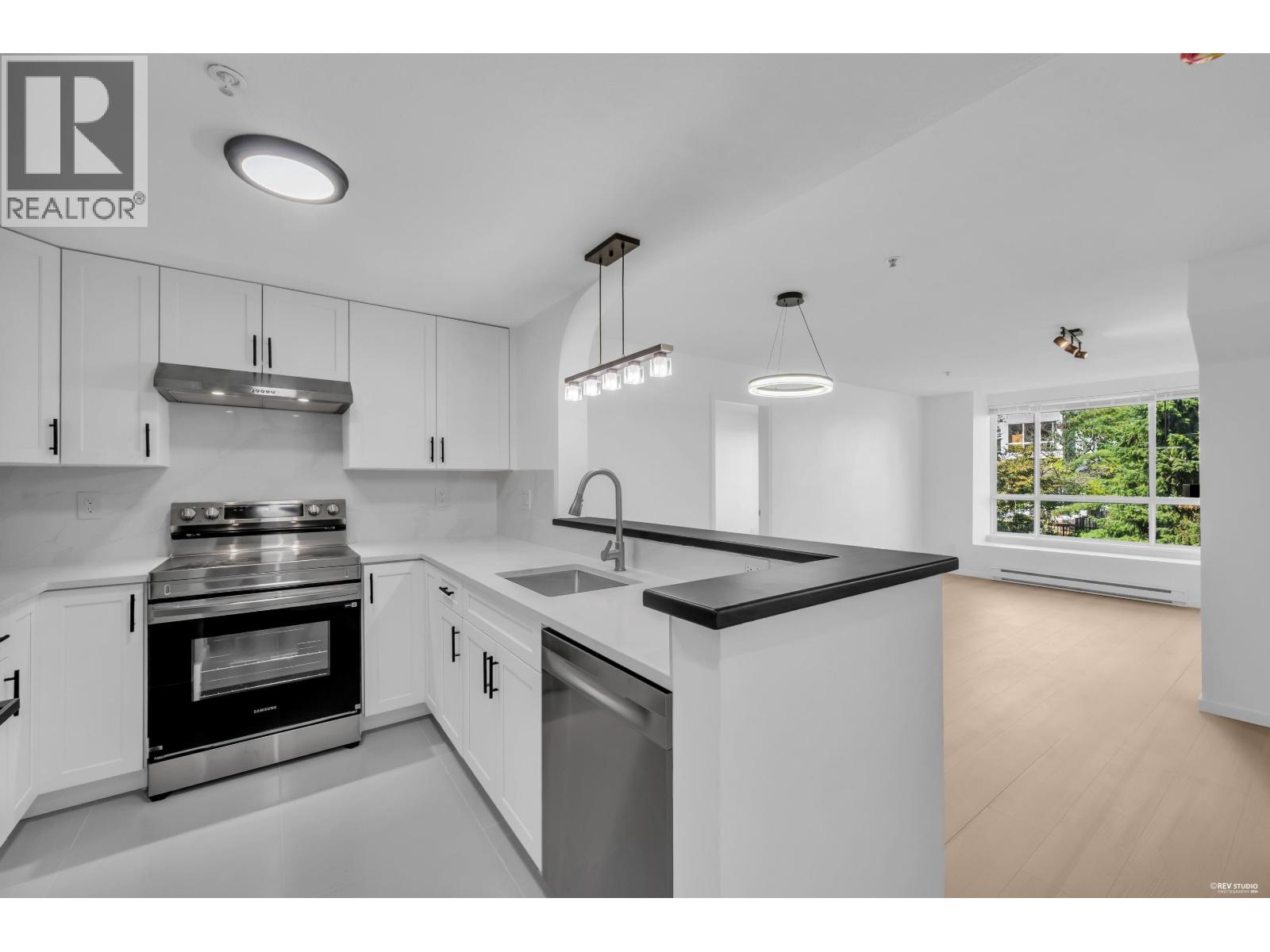 306 6833 VILLAGE GREEN