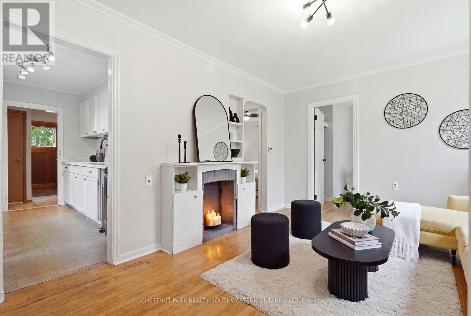 132 SPADINA ROAD E