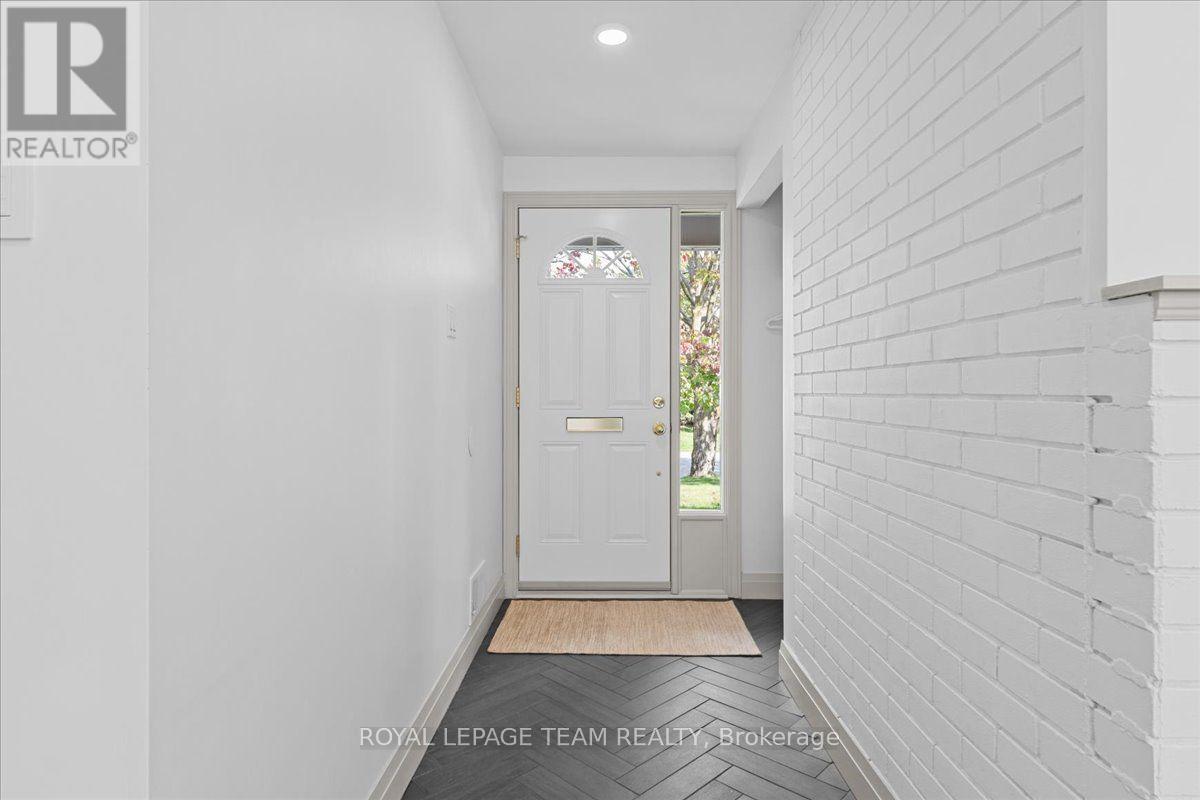 1844 GREENACRE CRESCENT