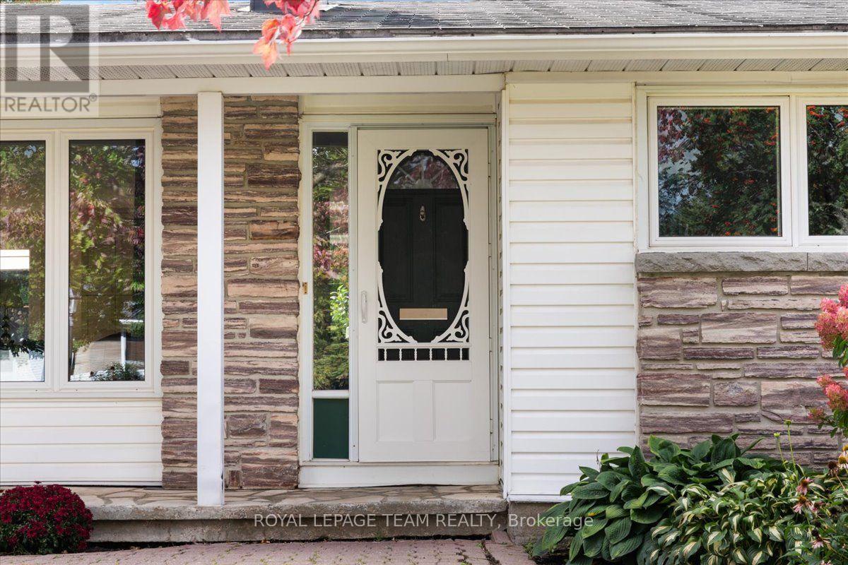 1844 GREENACRE CRESCENT