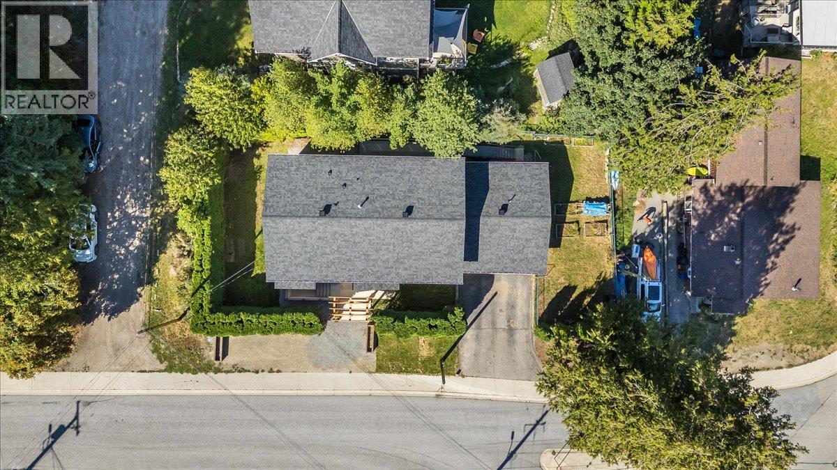 324 Richards Street W