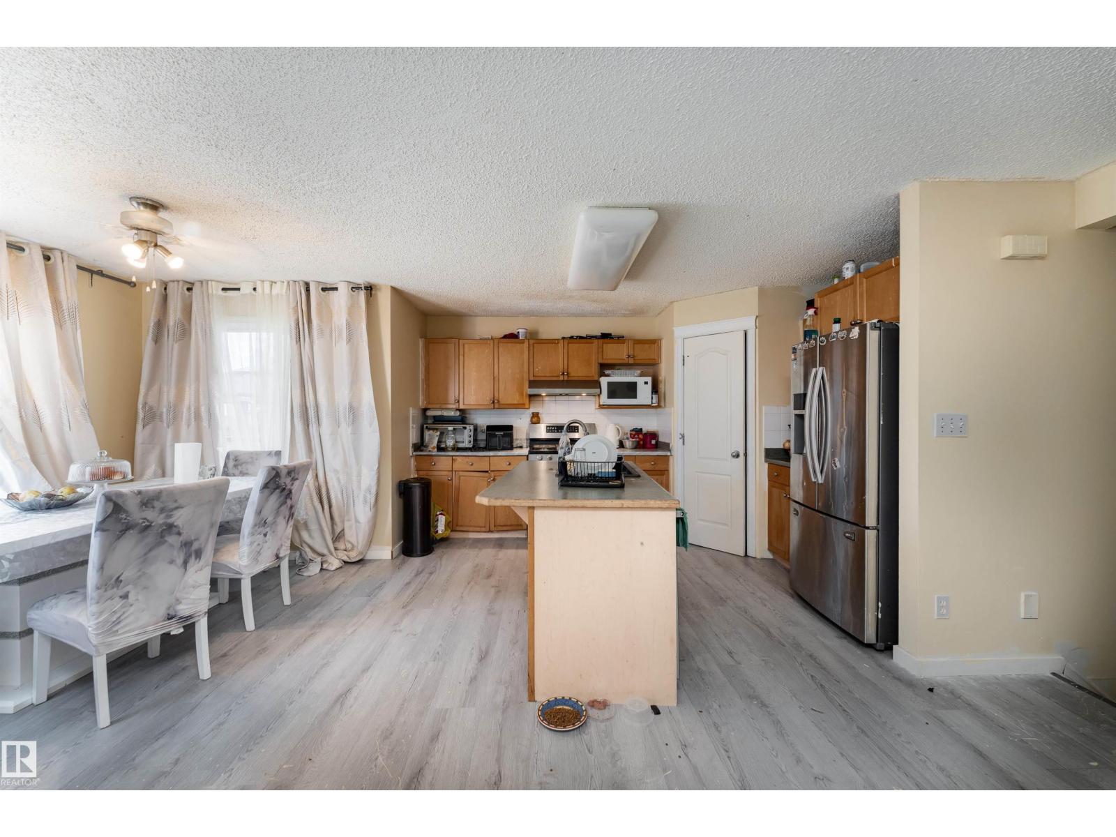 8910 7 AV SW