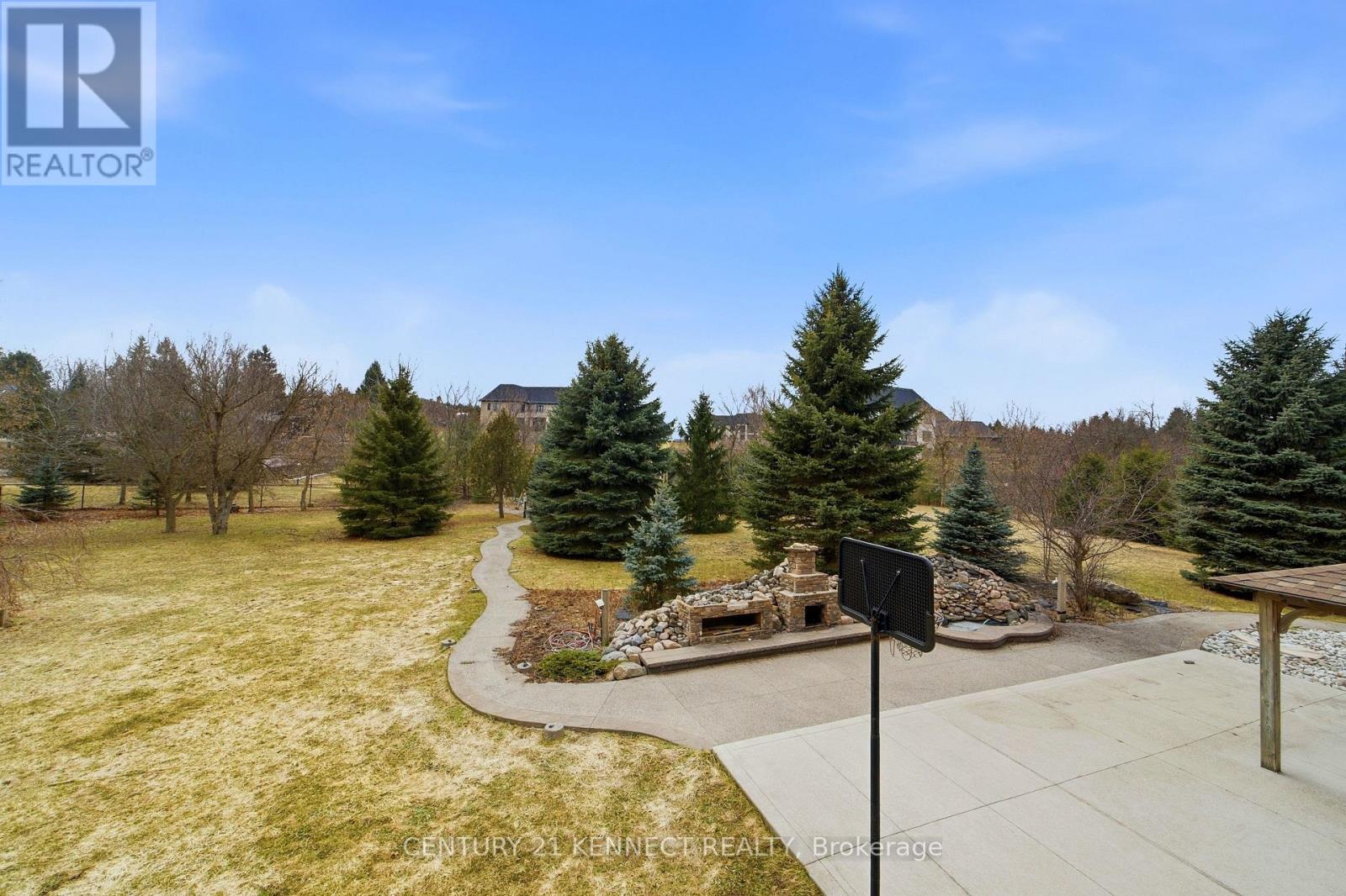 6 LAING COURT