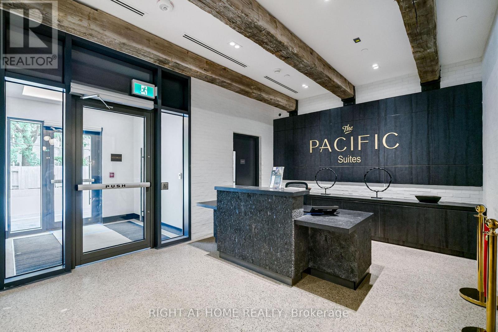 618 - 2946 DUNDAS STREET W