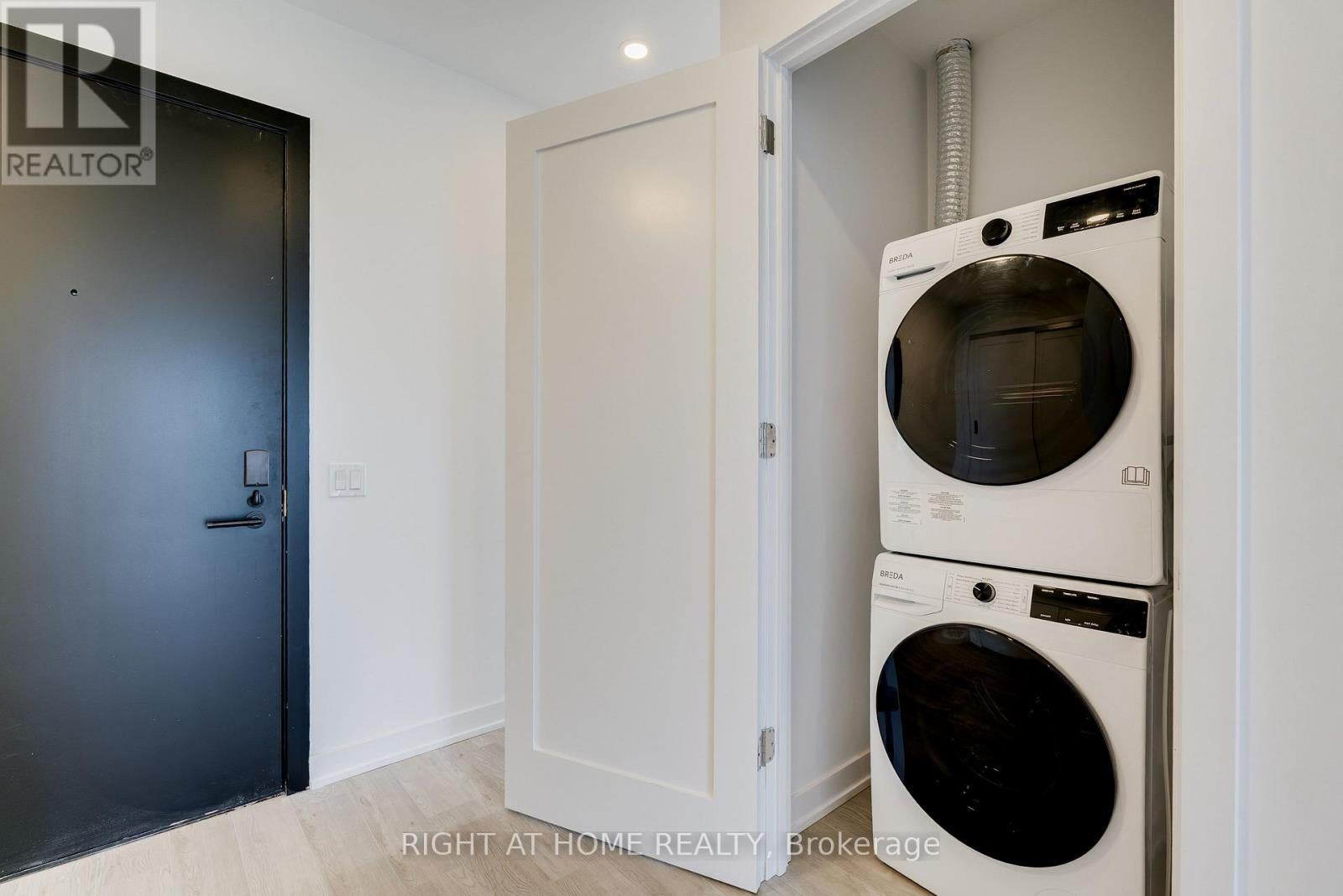 618 - 2946 DUNDAS STREET W