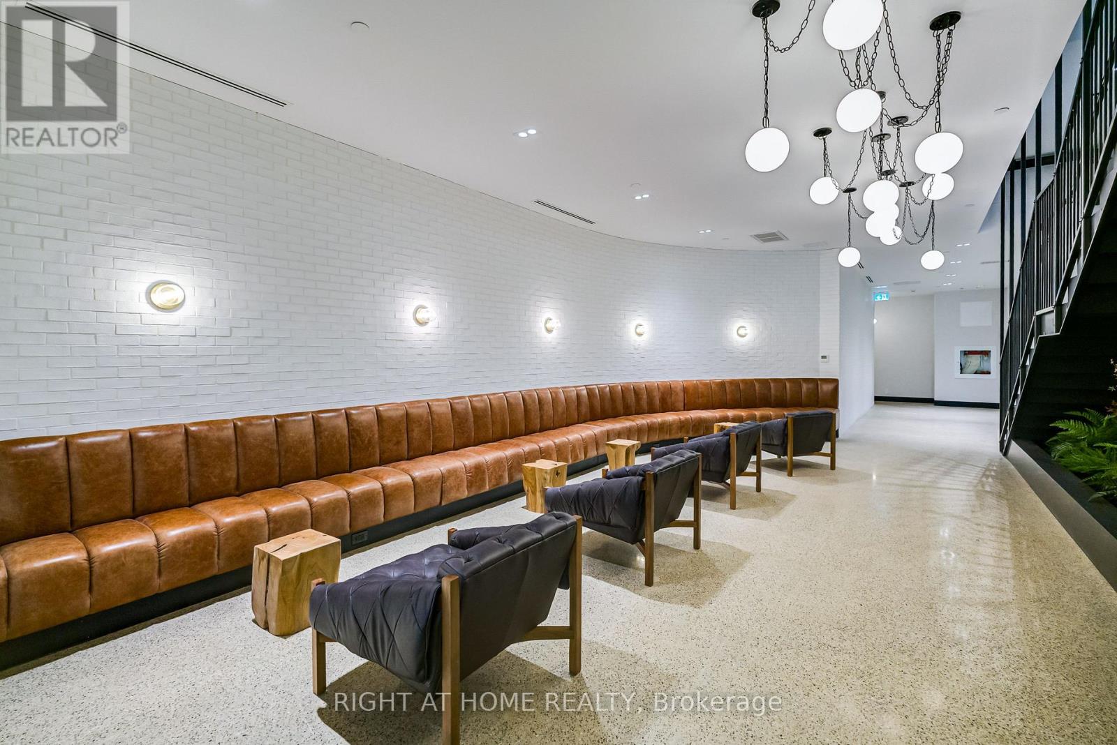 618 - 2946 DUNDAS STREET W
