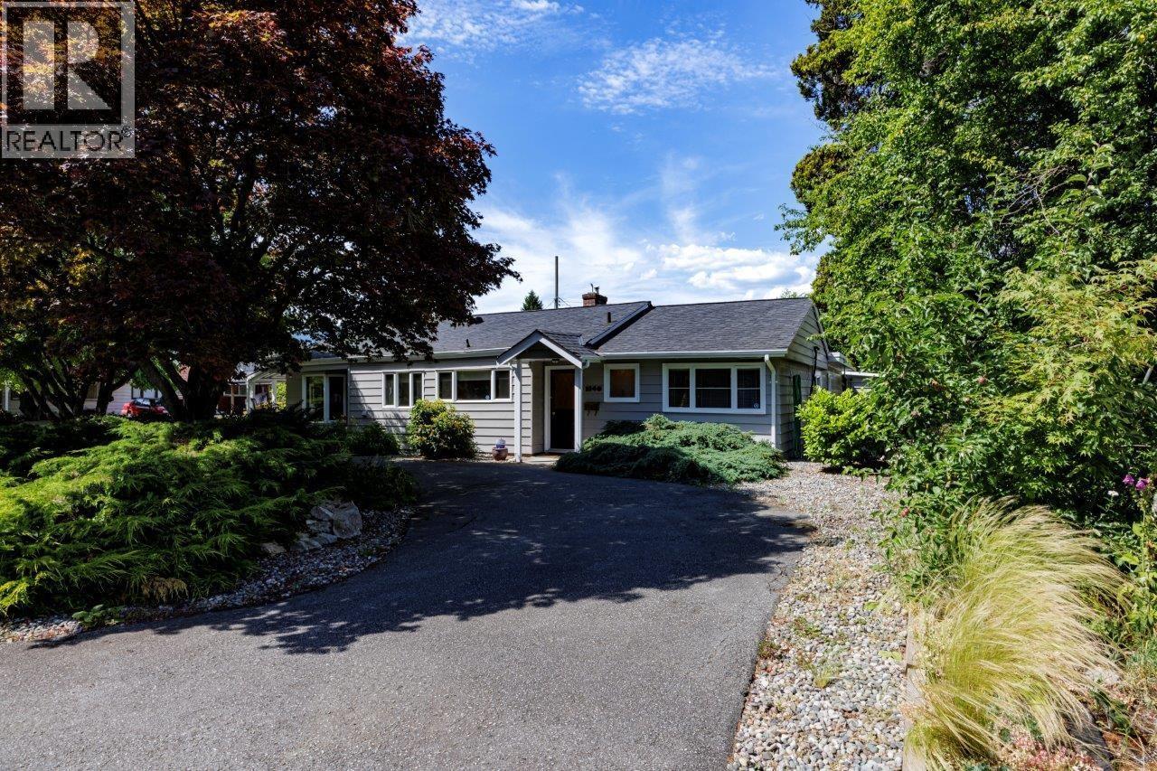 1140 PINEWOOD CRESCENT