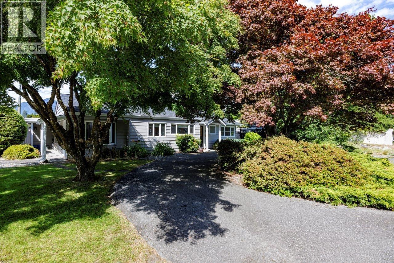 1140 PINEWOOD CRESCENT