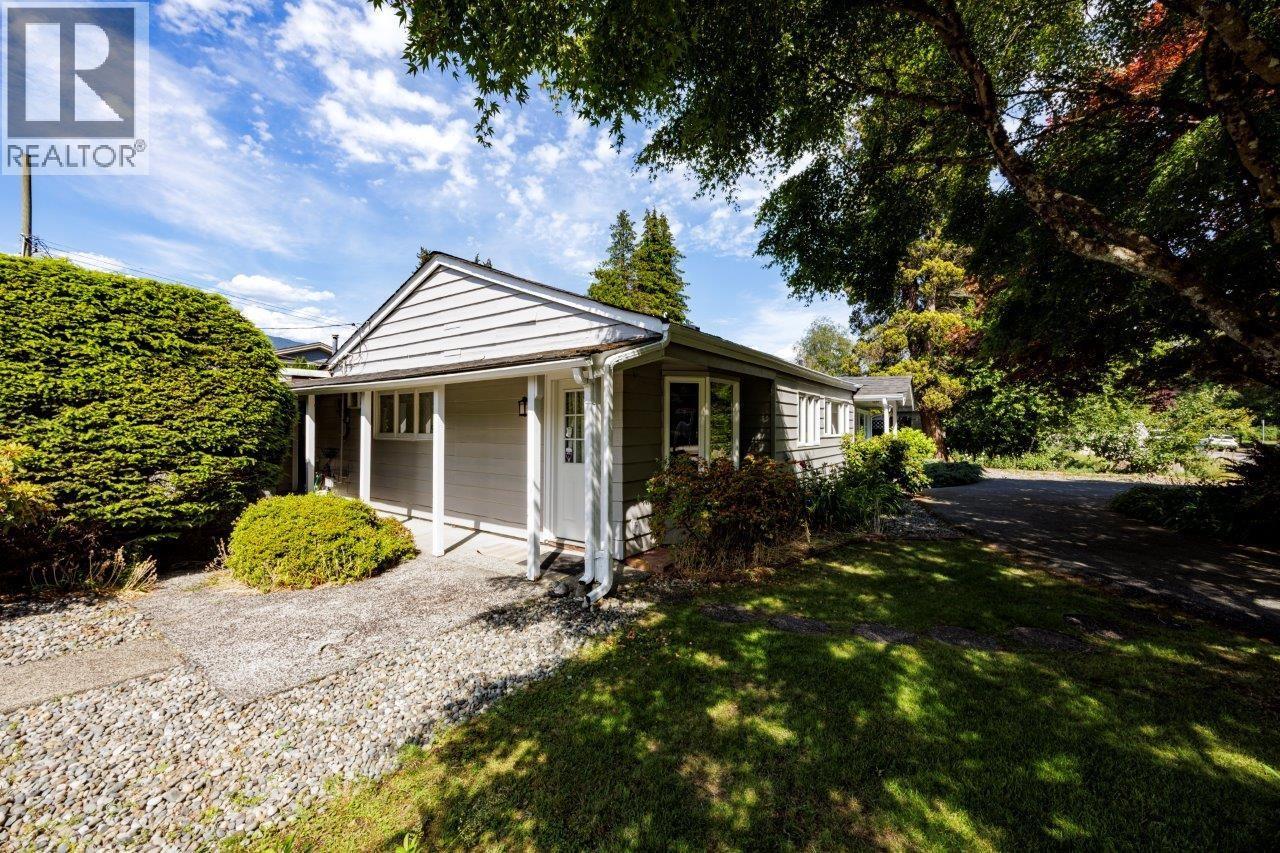 1140 PINEWOOD CRESCENT