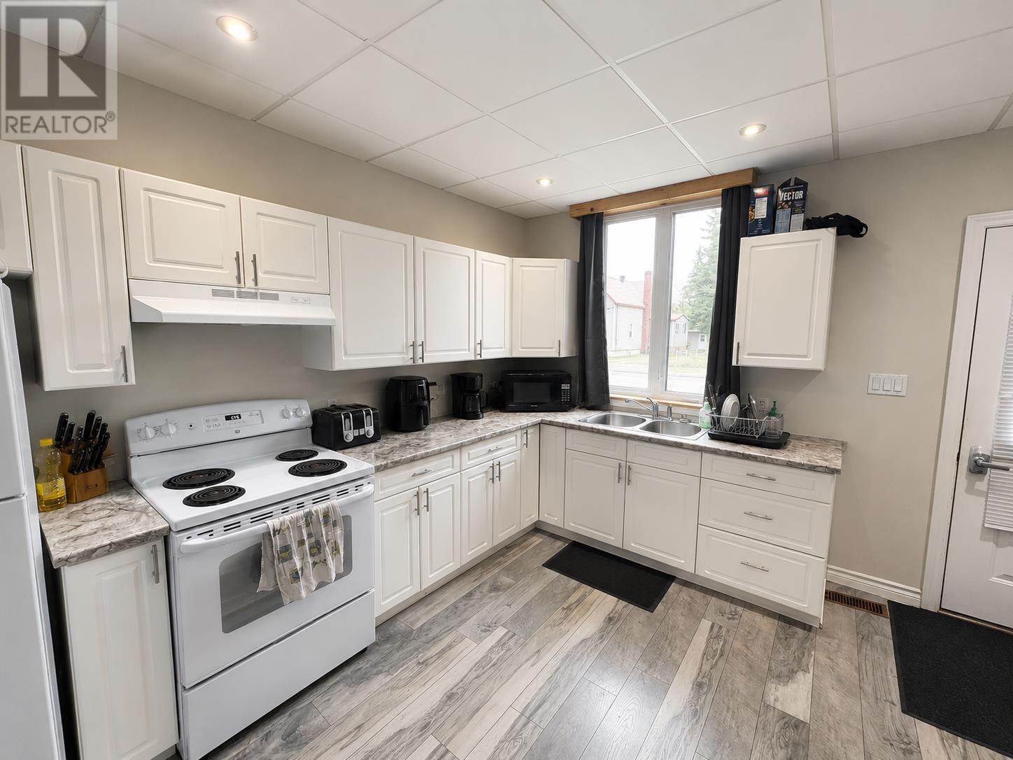 28 Aberdeen ST S - Photo 4