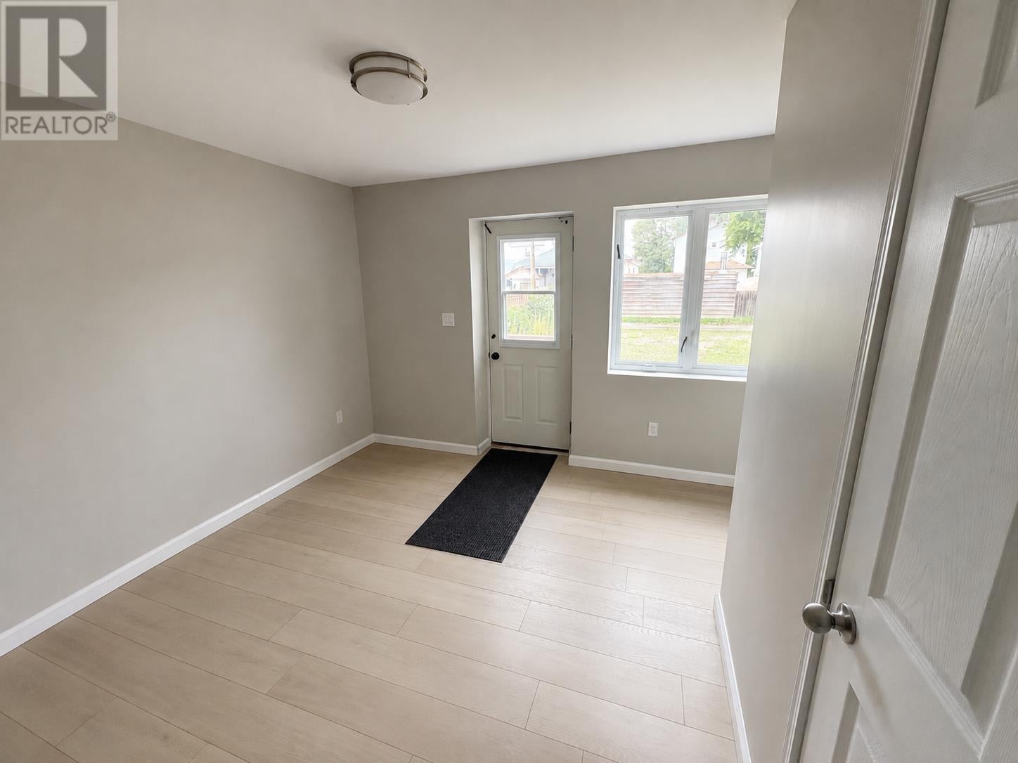 28 Aberdeen ST S - Photo 2
