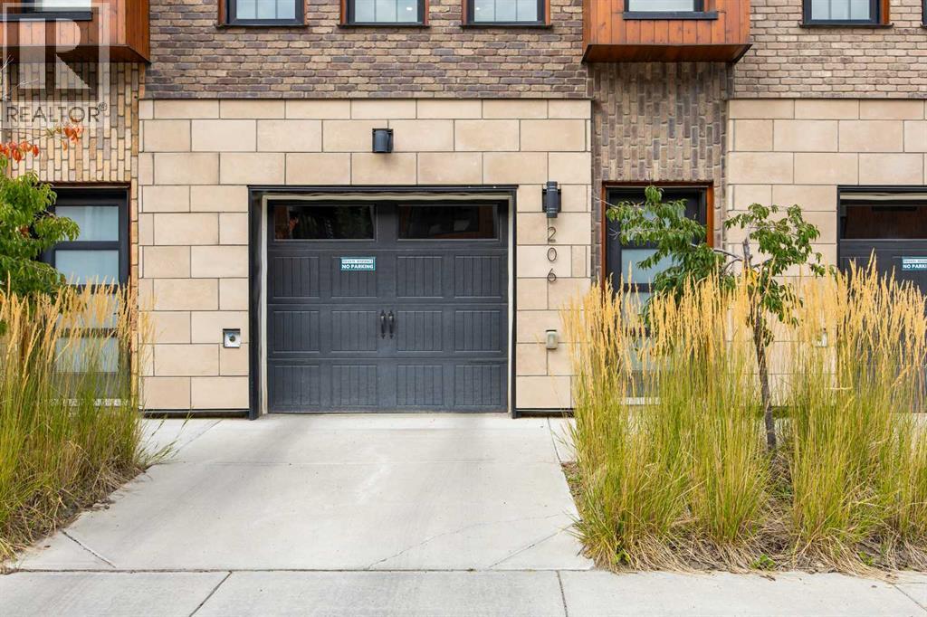 206, 81 Greenbriar Place NW