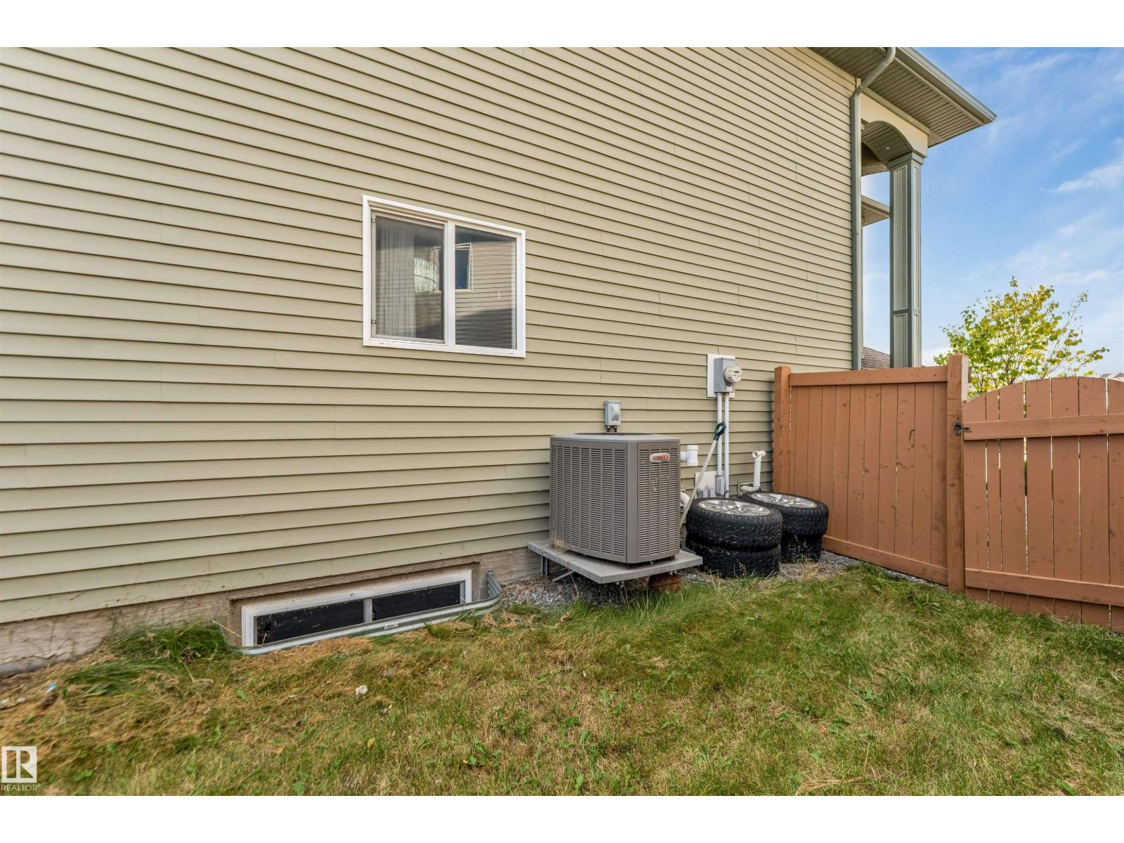 707 40 AV NW