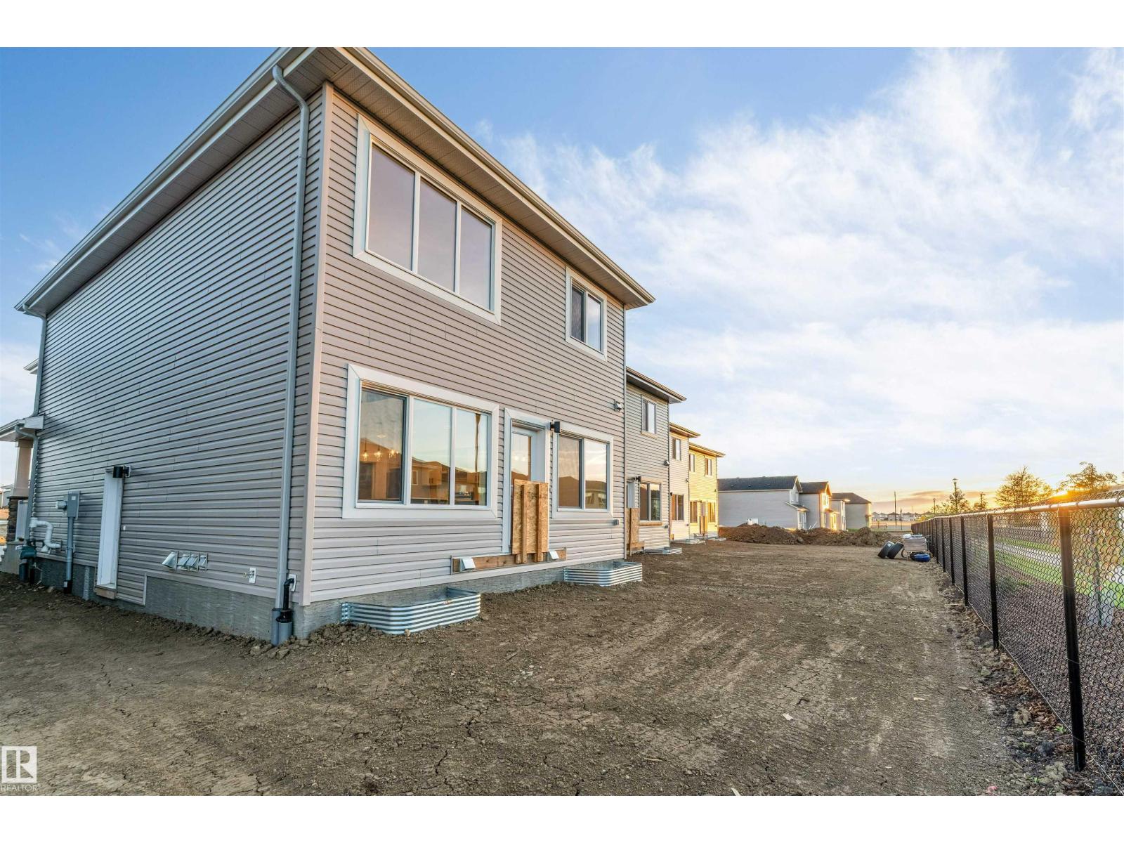 908 17 AV NW