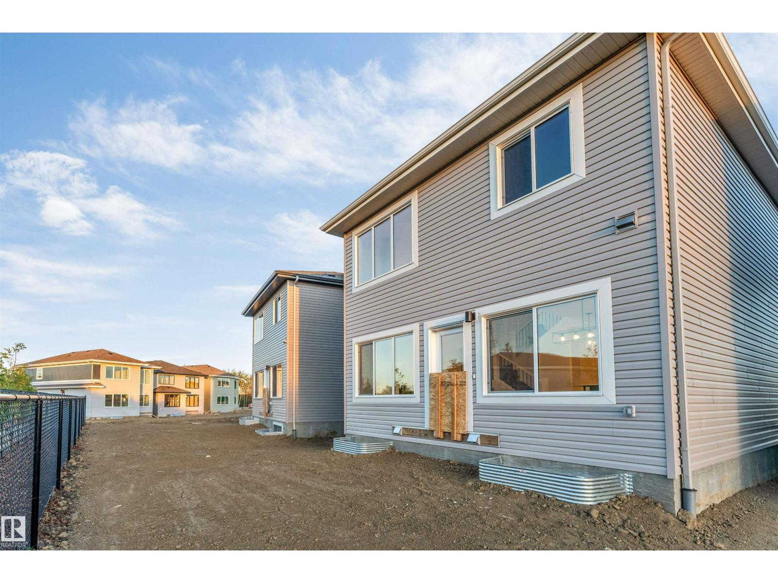 908 17 AV NW