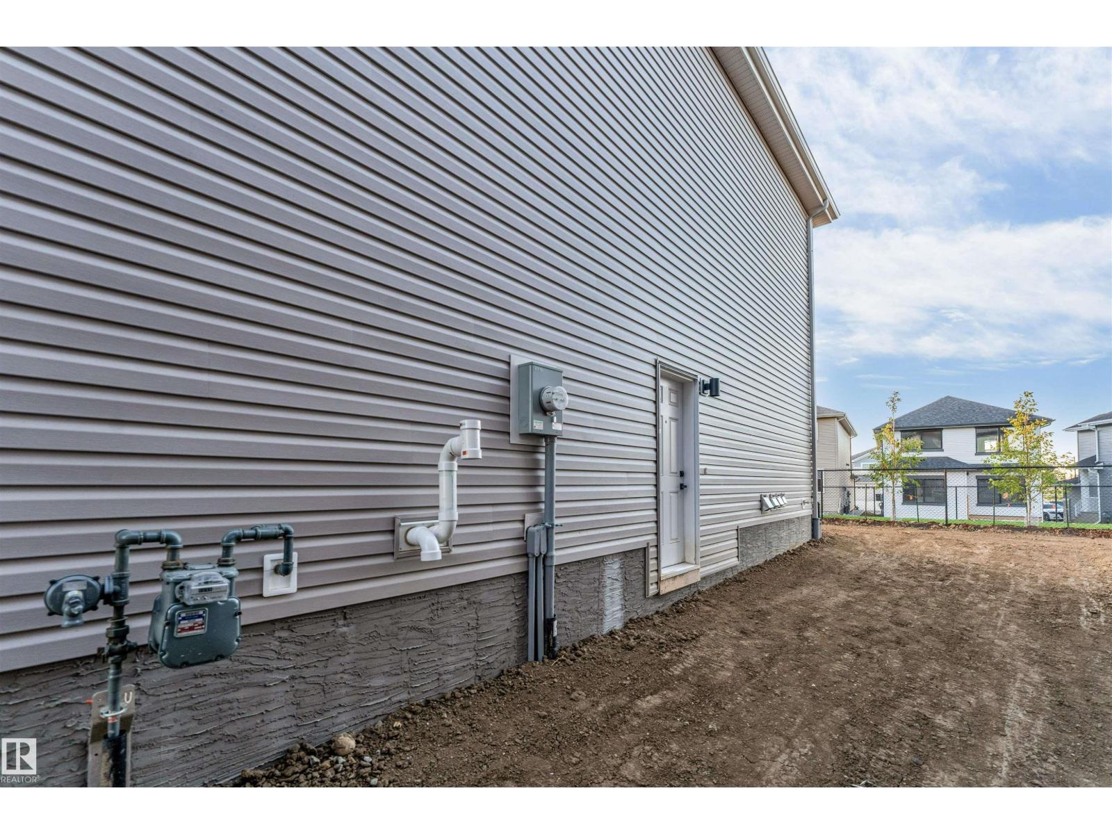 908 17 AV NW