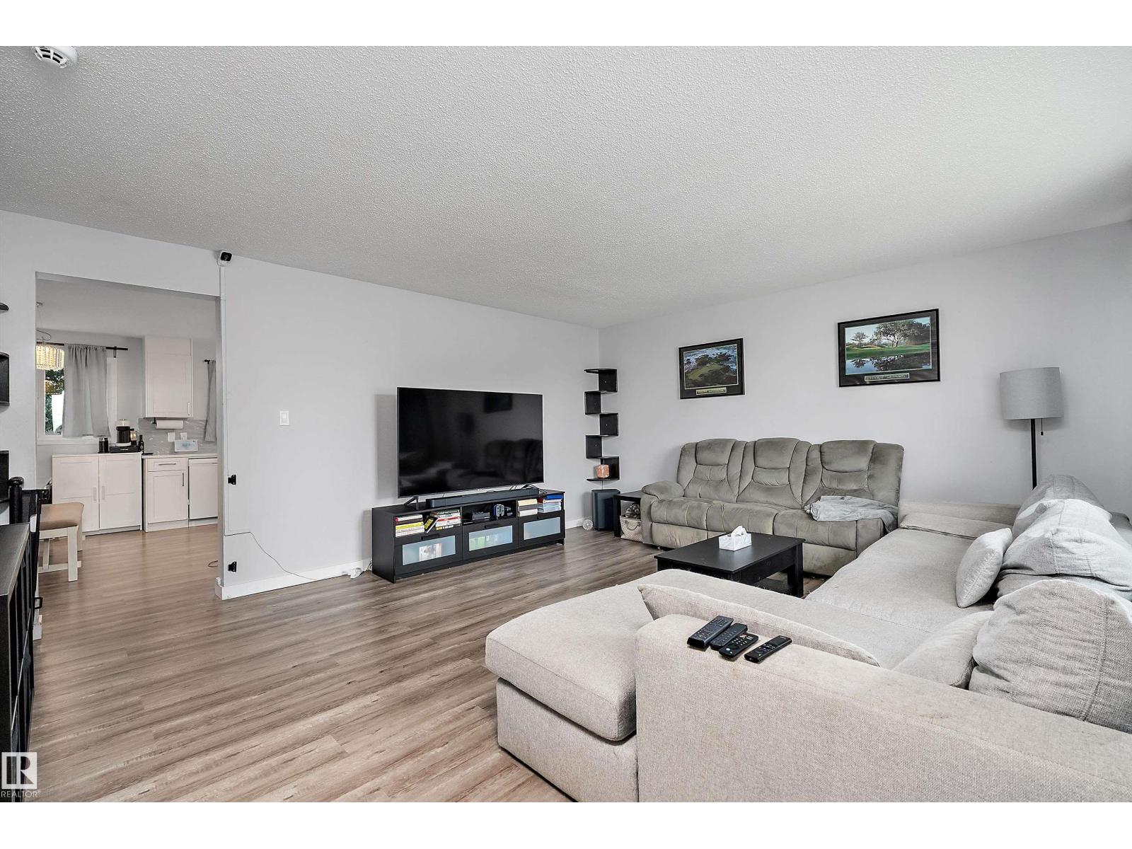 11439 39 AV NW