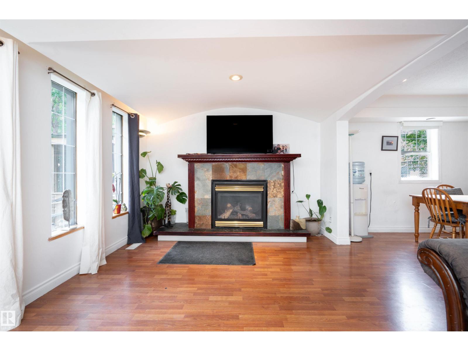 11918 42 ST NW