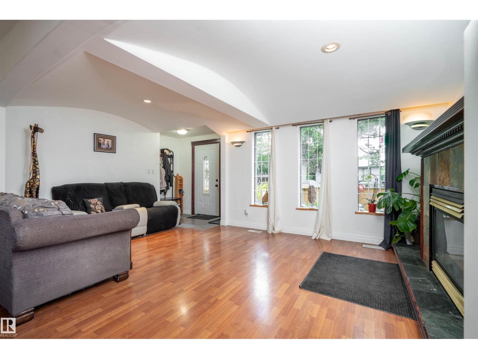 11918 42 ST NW