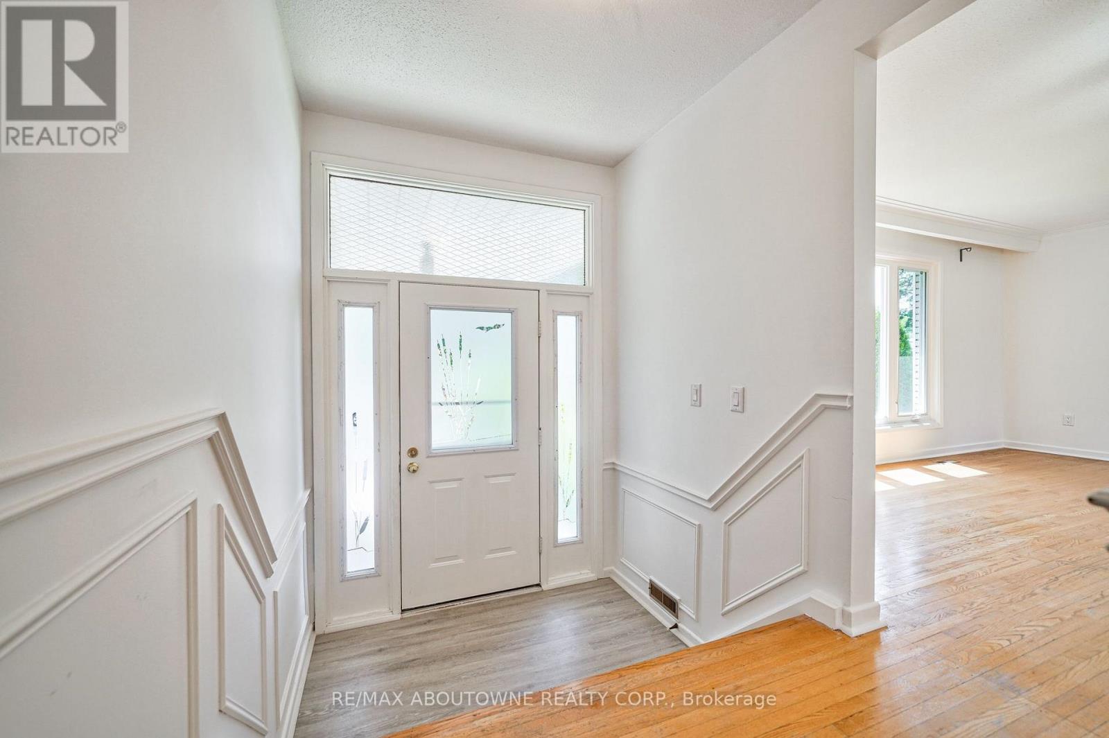UPPER - 4395 LONGMOOR DRIVE