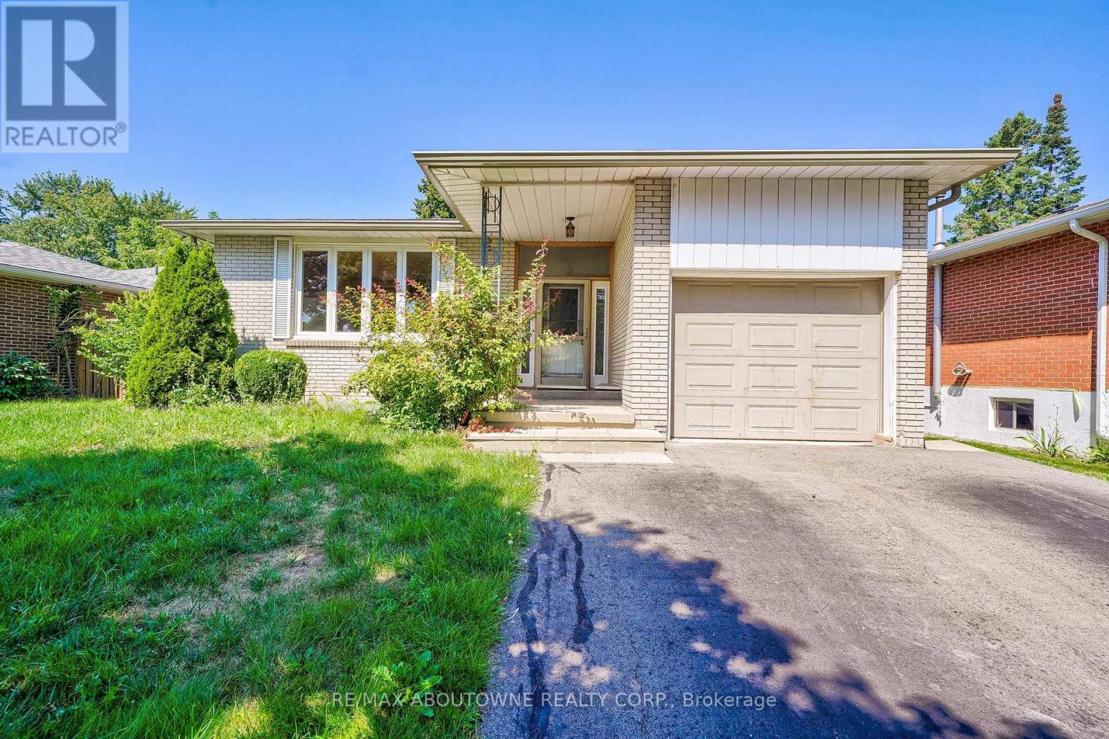 UPPER - 4395 LONGMOOR DRIVE