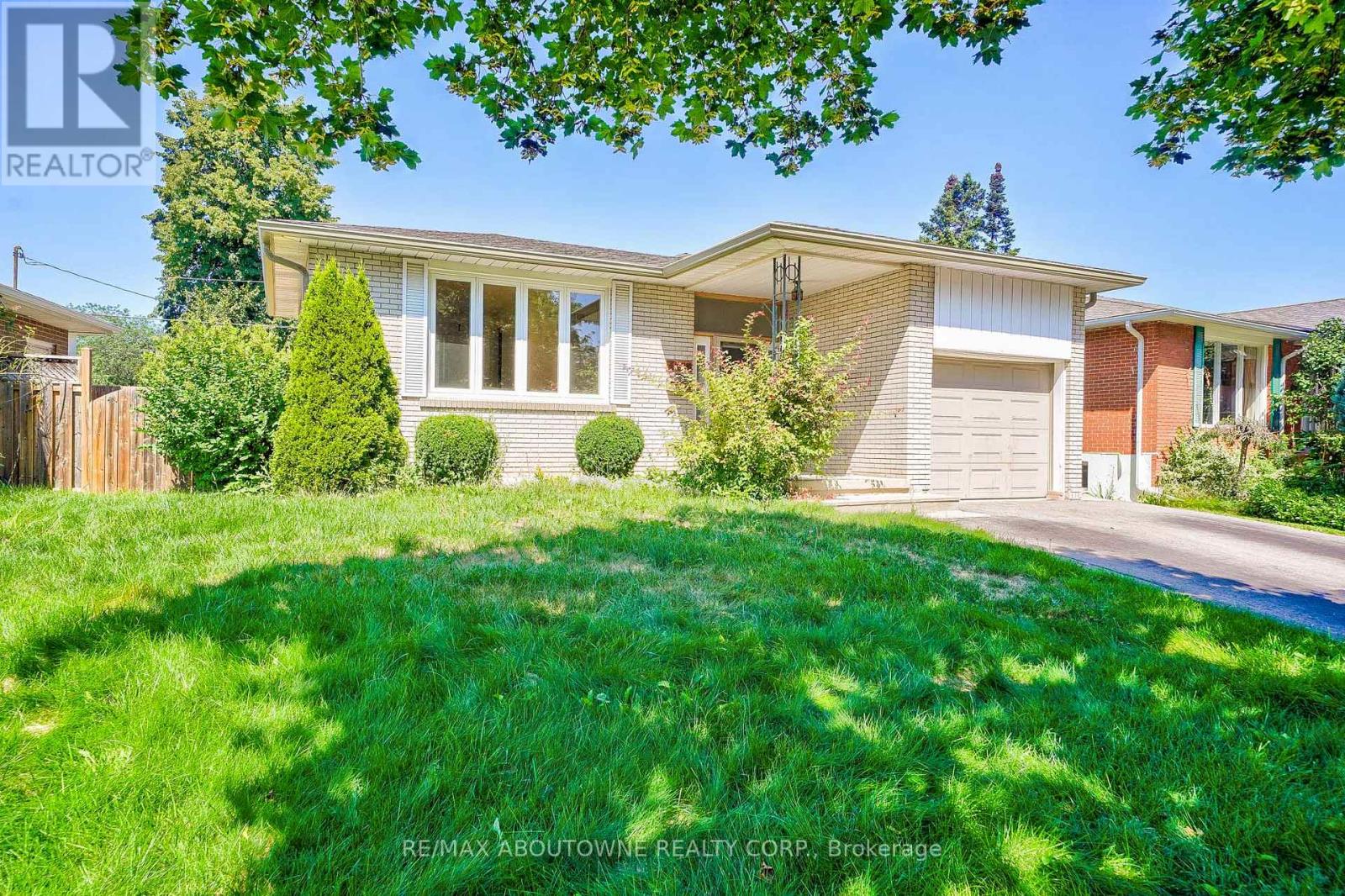 UPPER - 4395 LONGMOOR DRIVE