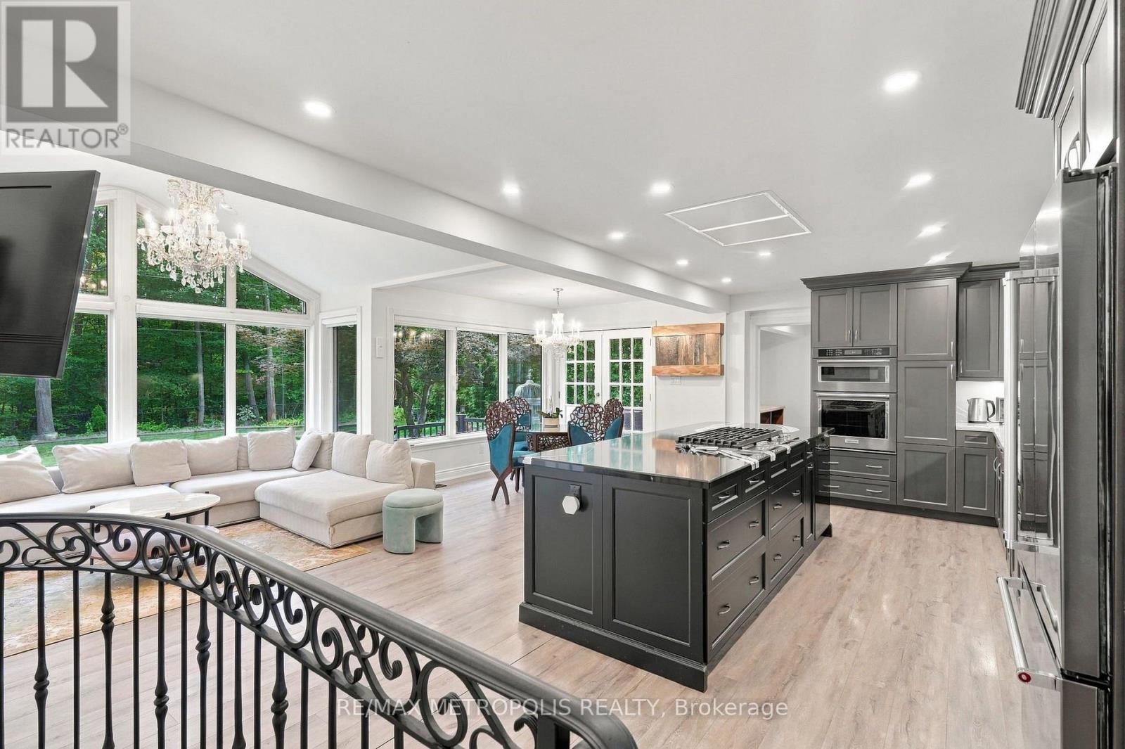 1228 ELGIN CRESCENT