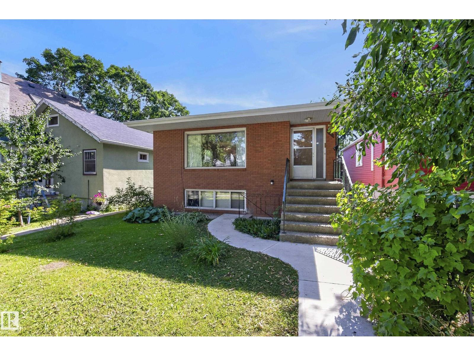9821 83 AV NW