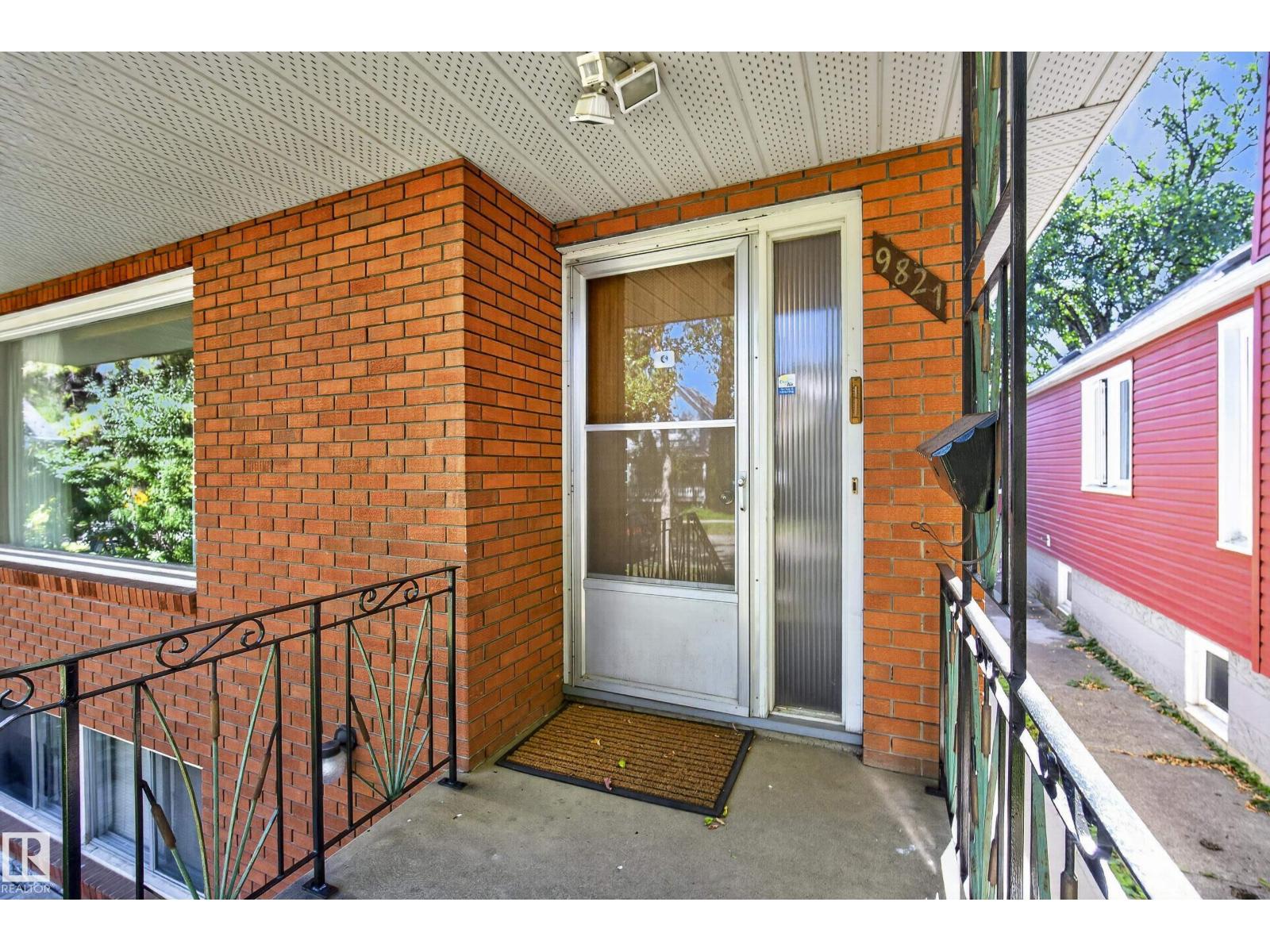 9821 83 AV NW