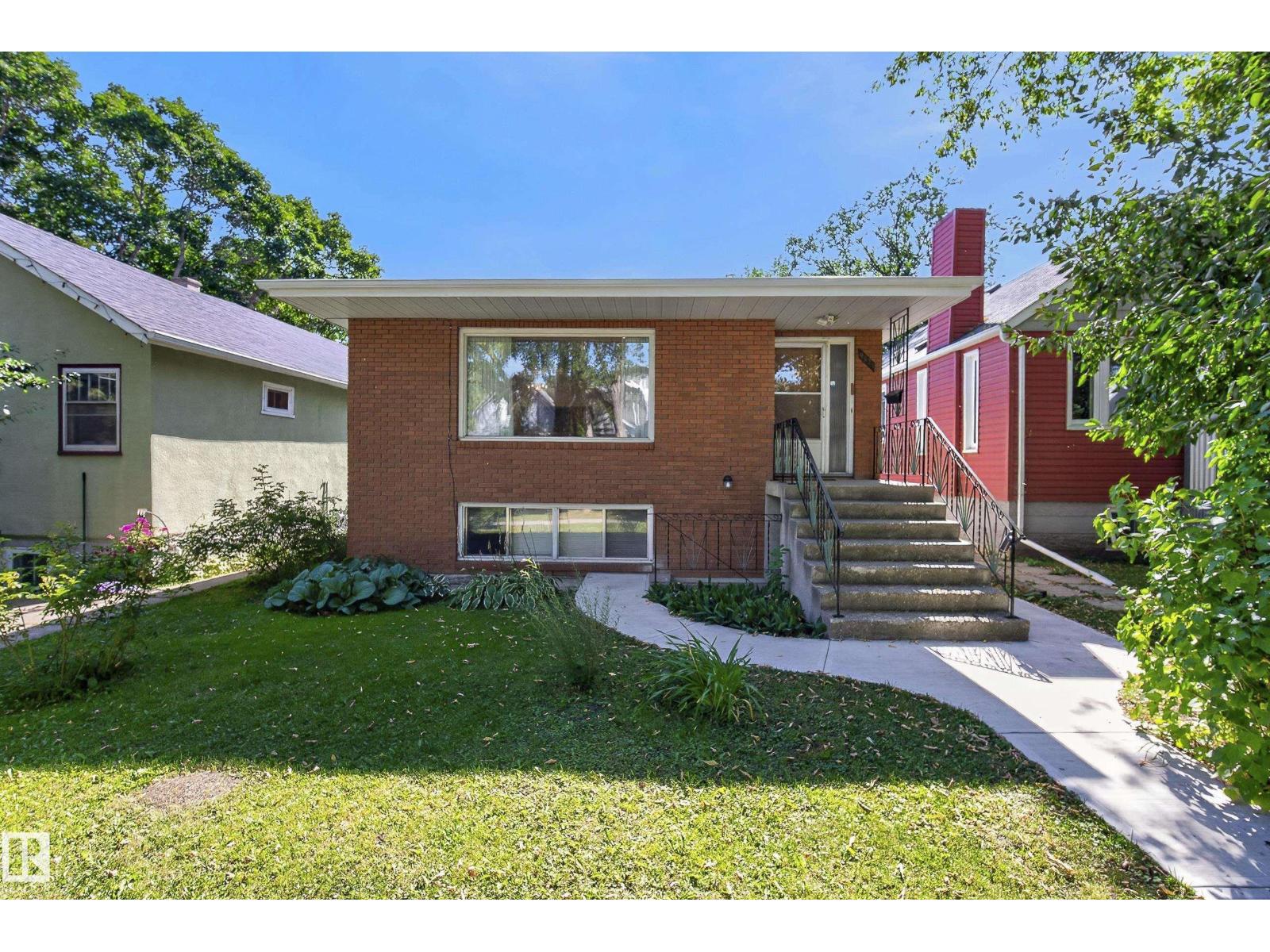 9821 83 AV NW