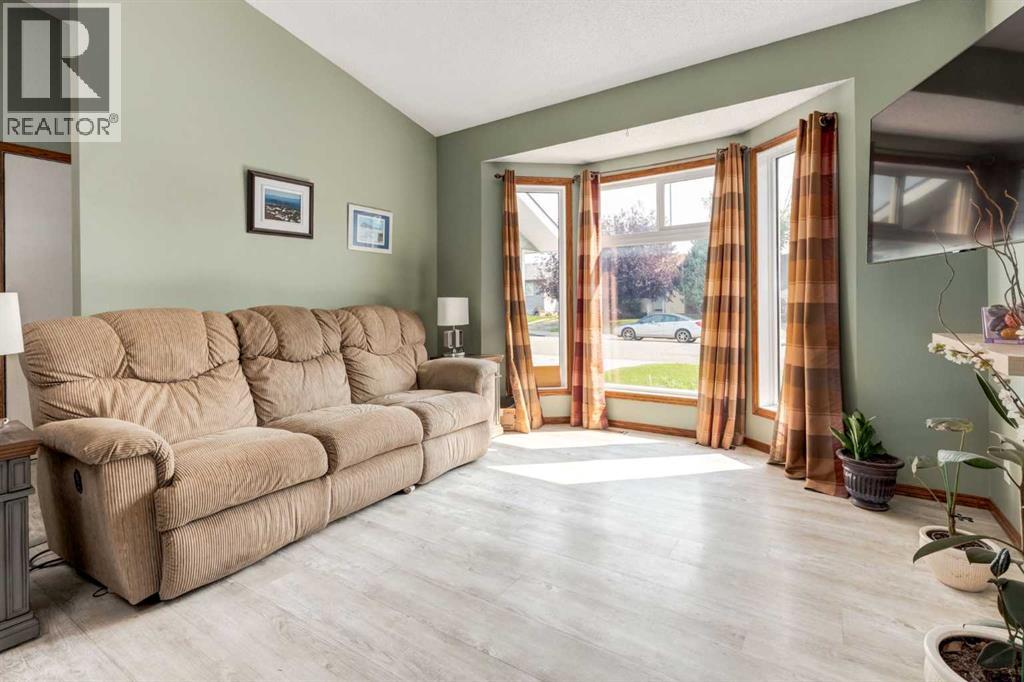 75 Sandstone Crescent SE