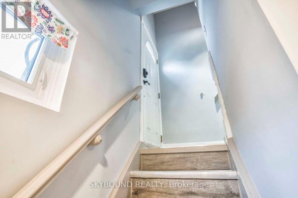 3614 Holden Cres, Mississauga (Mississauga Valleys), ON 2