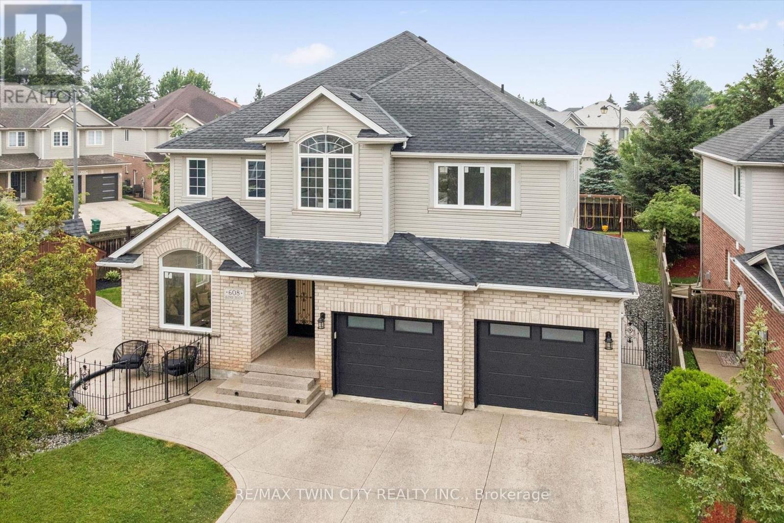 608 BLUENOSE CRESCENT